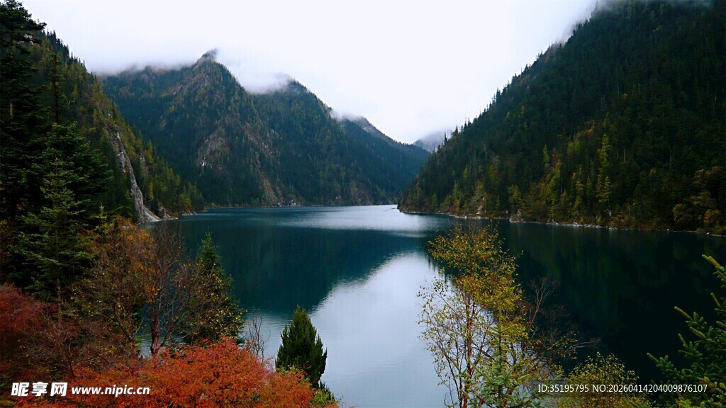 秋日静谧的山水湖景