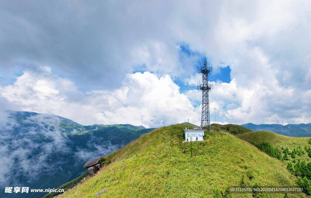 山顶风车与壮美云海景观