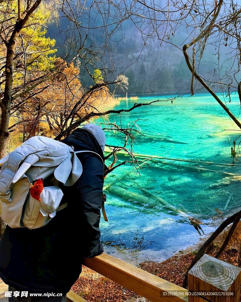 背包客赏绝美清澈湖水