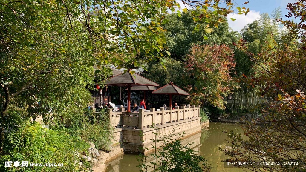 湖畔古亭秋色中的静谧景致