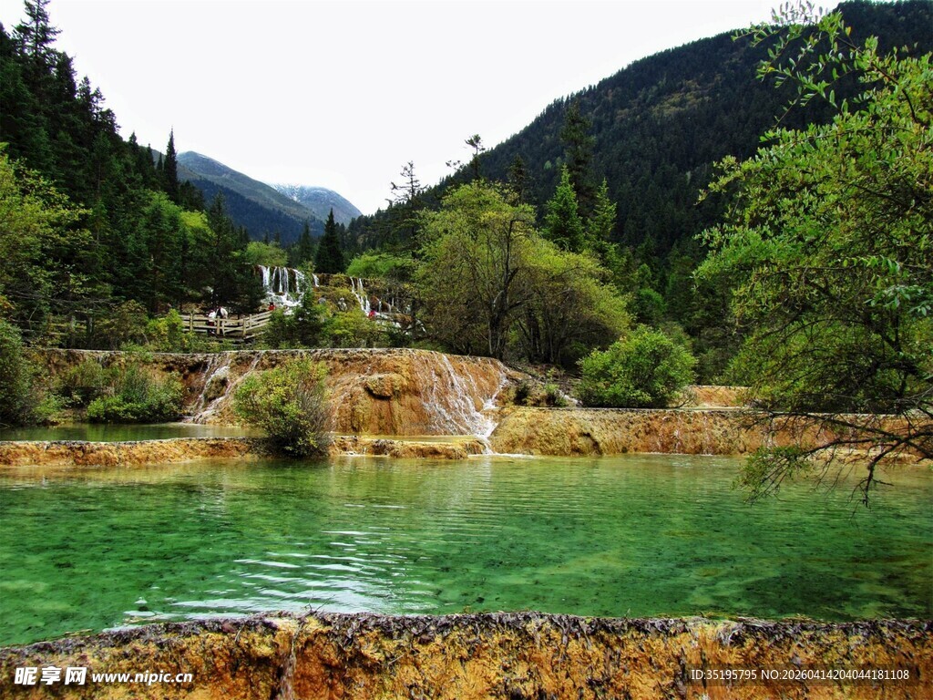 山间翠绿湖水美景