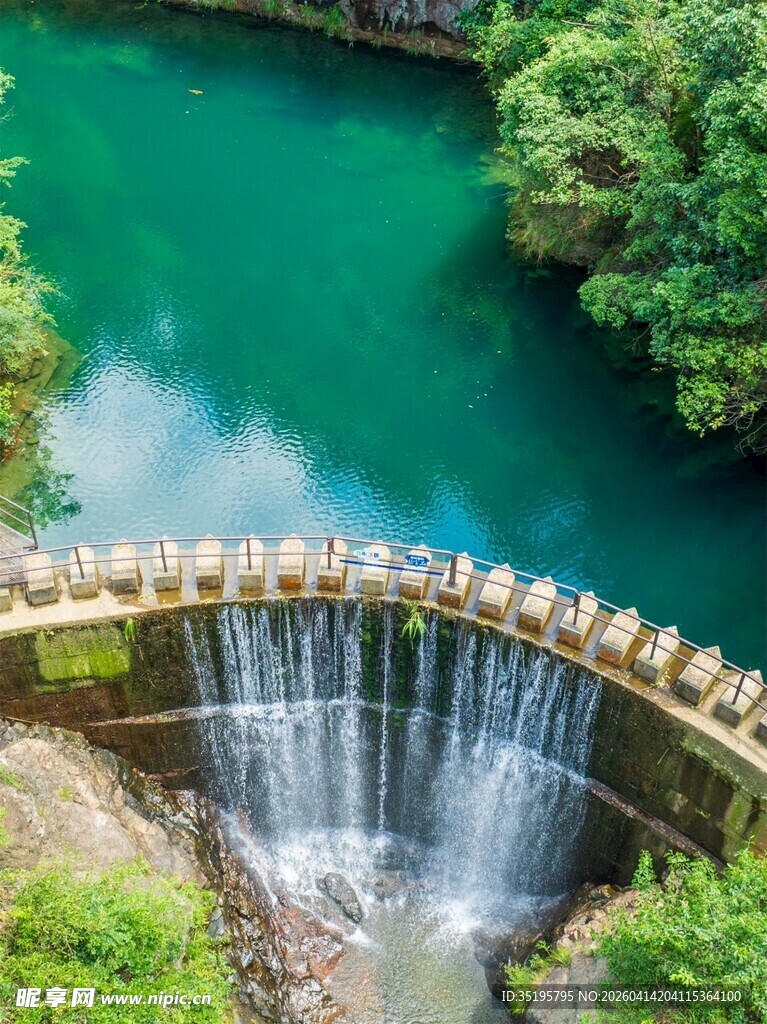 青山绿水间的木桥瀑布