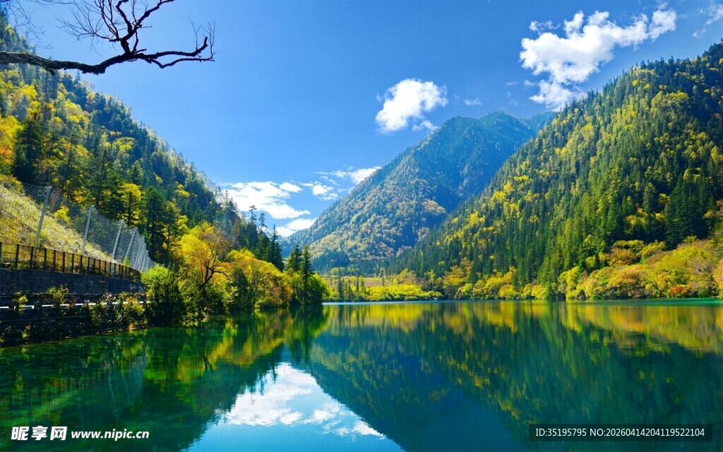 秋日山水湖景如画