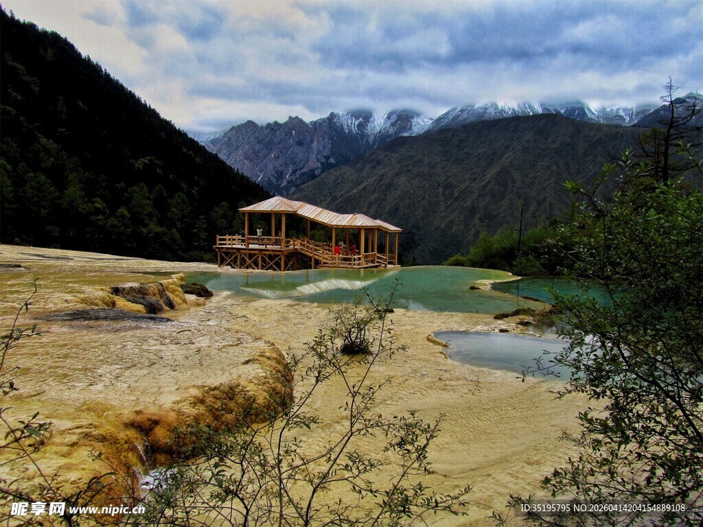 山间湖畔小屋美景