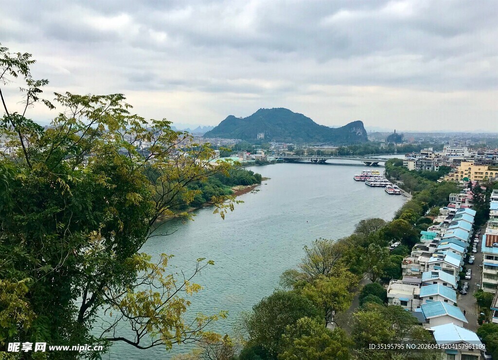 河畔山城美景