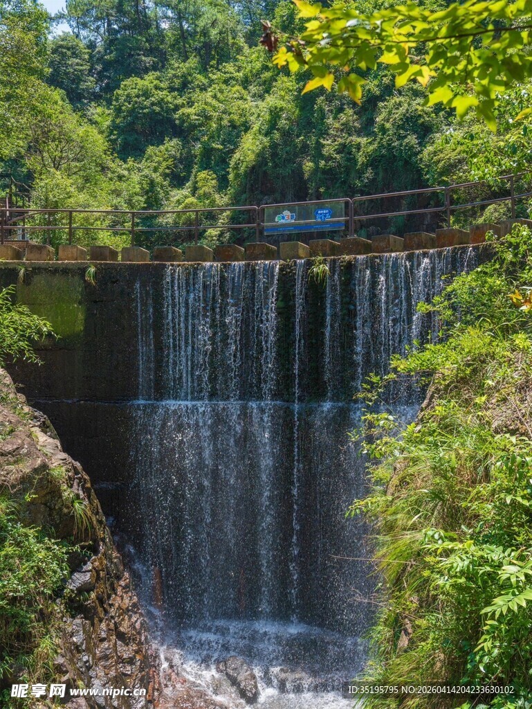 山间瀑布绿意环绕的美景