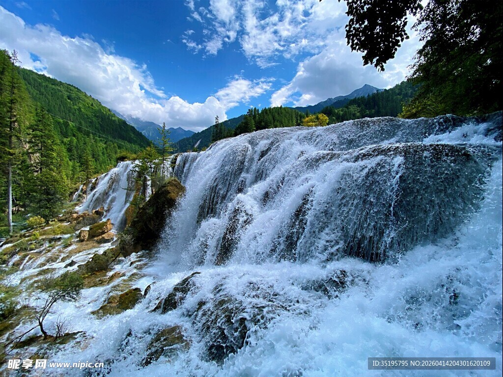  山间瀑布景观自然之美