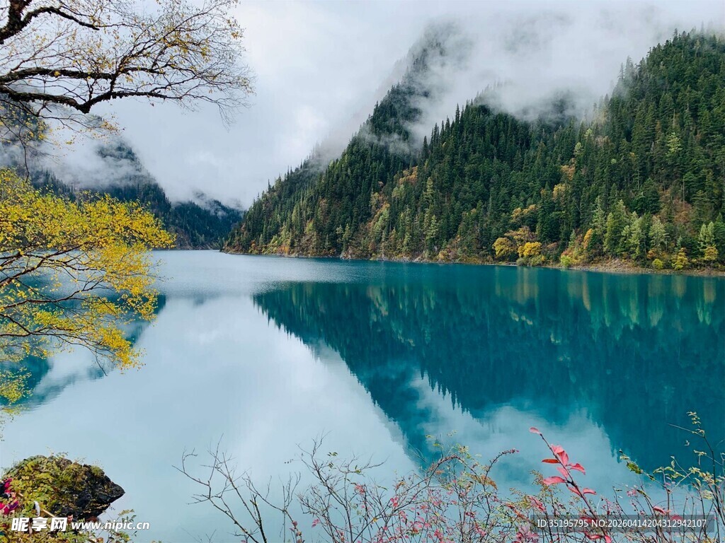 梦幻蓝湖映山林美景
