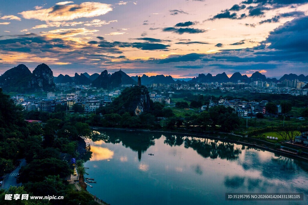 山水相依的美丽黄昏景色