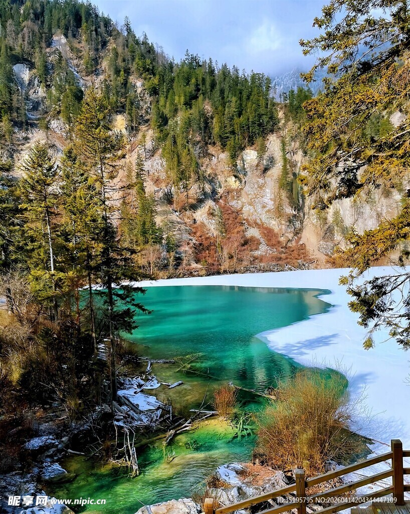 山间碧绿湖水与雪景