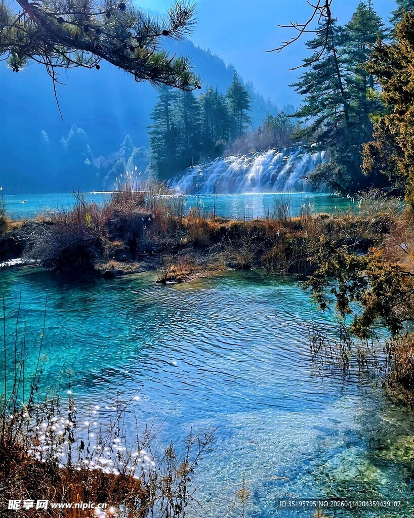 梦幻蓝绿山水间美景