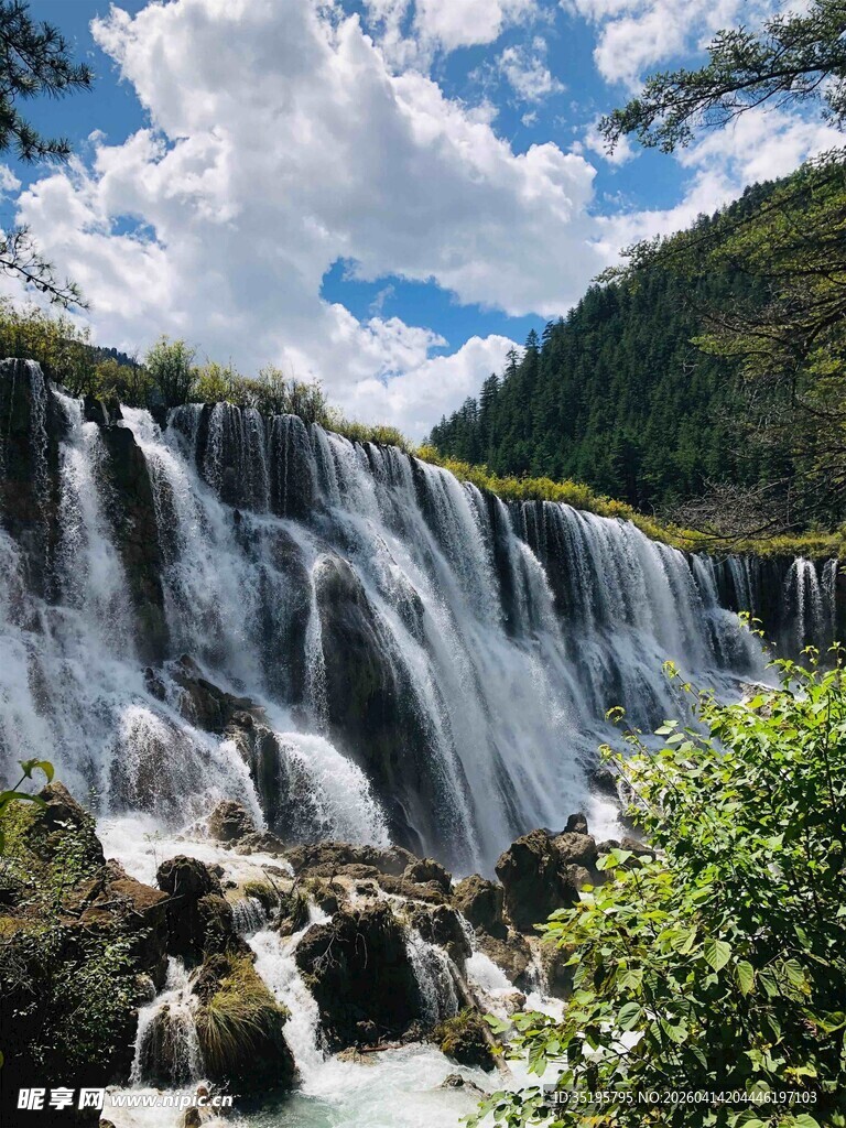 壮观瀑布与葱郁山林美景