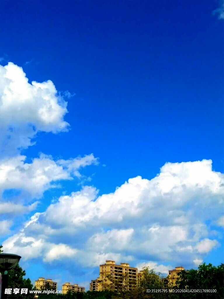 蓝天之下的城市与云朵