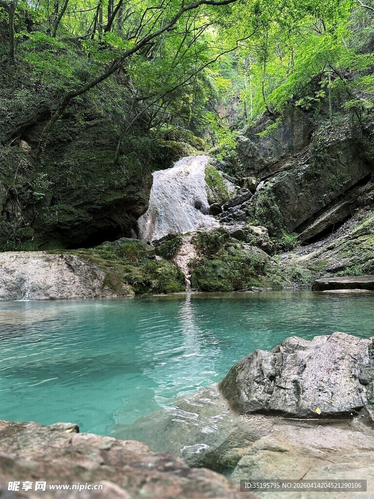 山间碧潭旁的优雅舞者