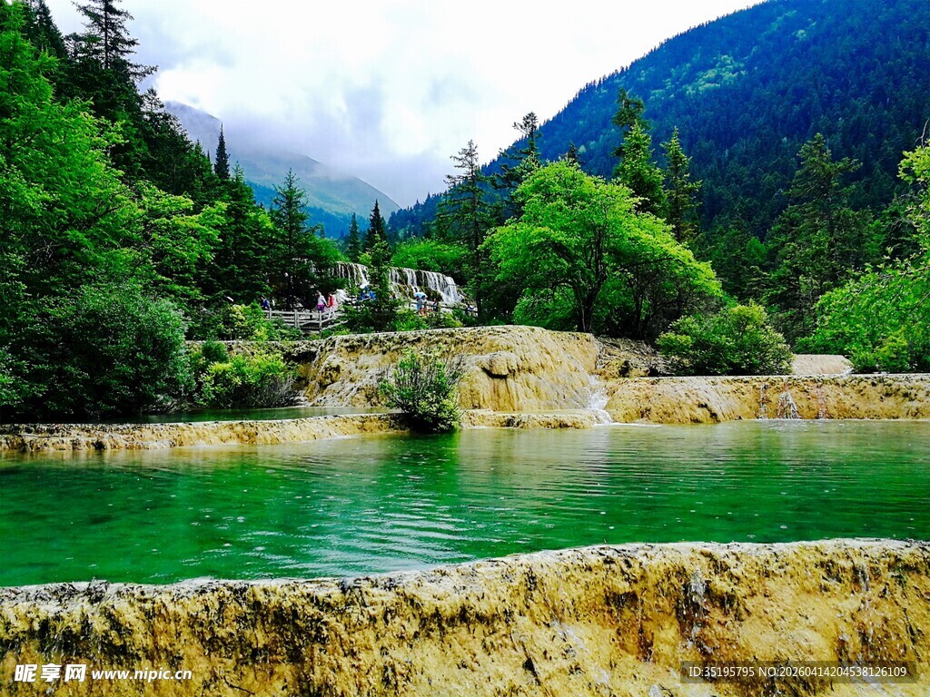山间碧绿潭水自然美景
