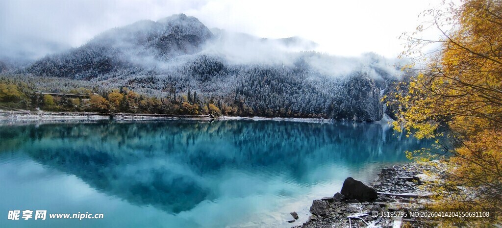 秋日湛蓝湖水与山间美景