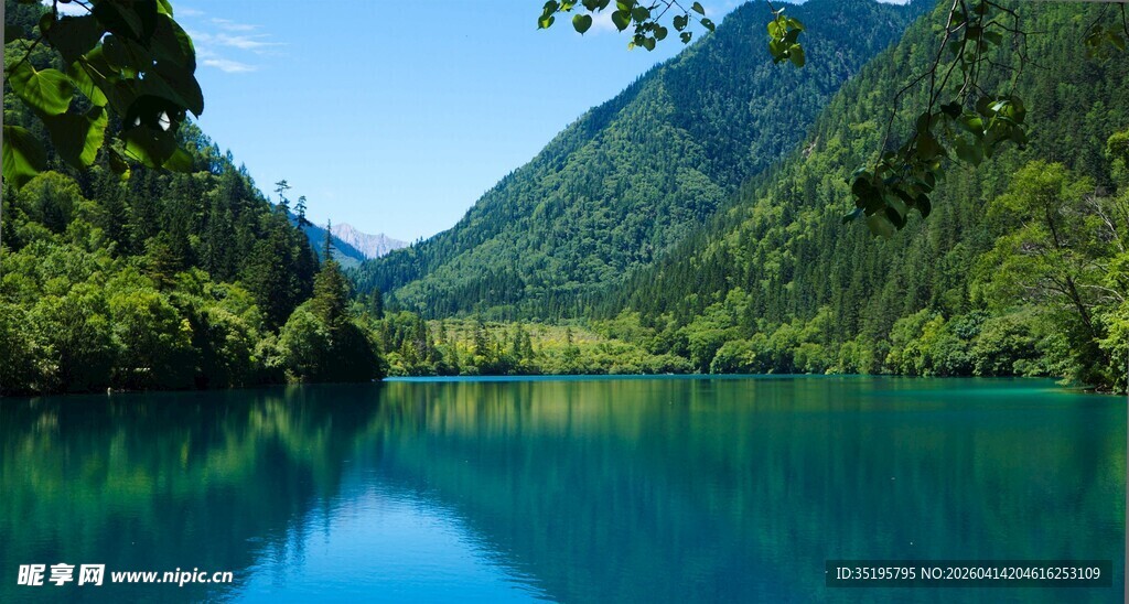 梦幻蓝湖青山环抱之景