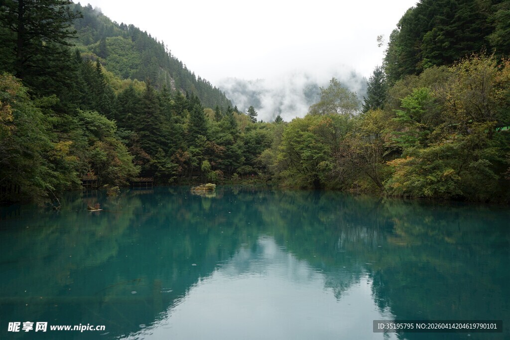 幽美山间蓝湖自然景致