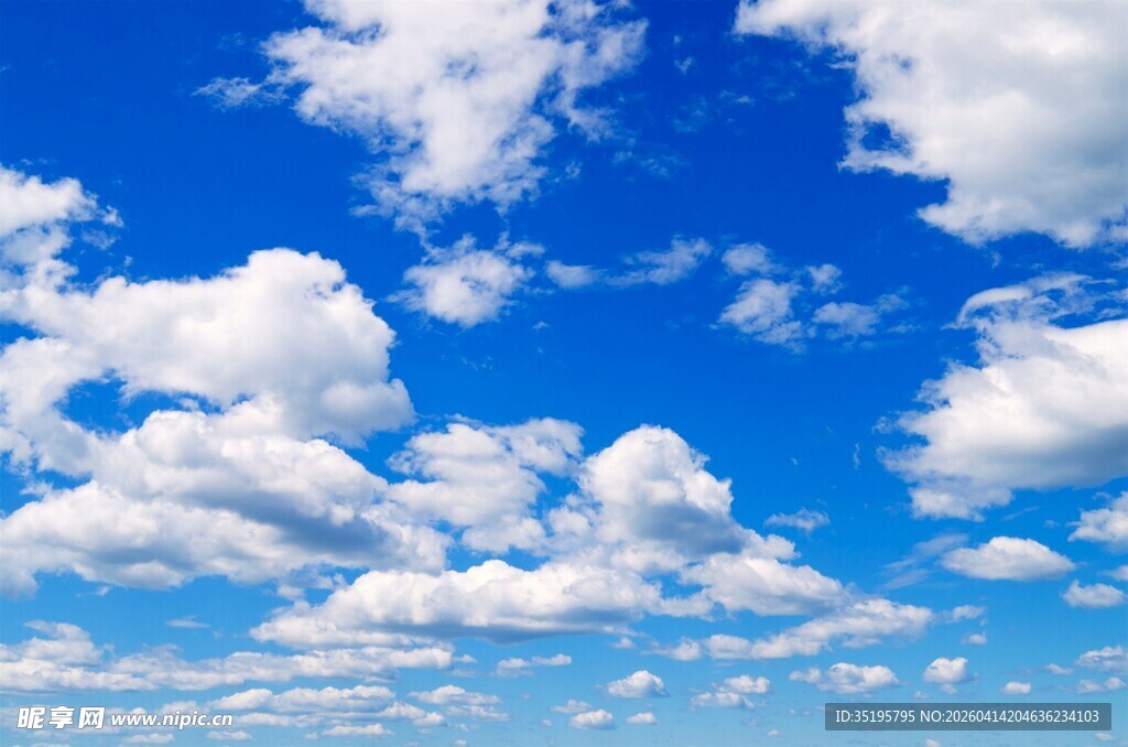 晴朗蓝天飘着朵朵白云