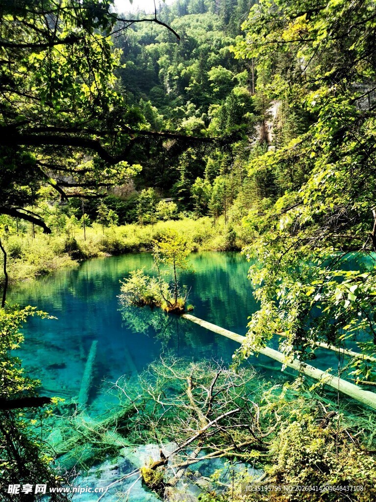 山间清澈幽蓝的碧绿湖水