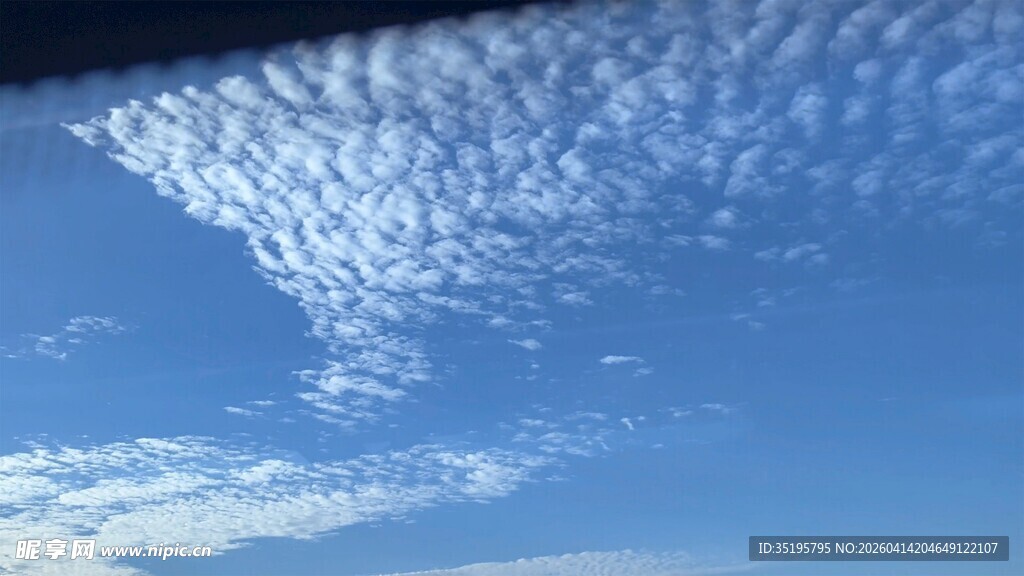 蓝天中的絮状云朵