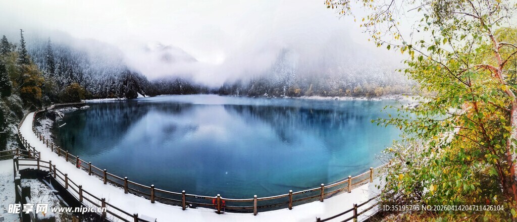 湖畔美景静谧湖水与山林