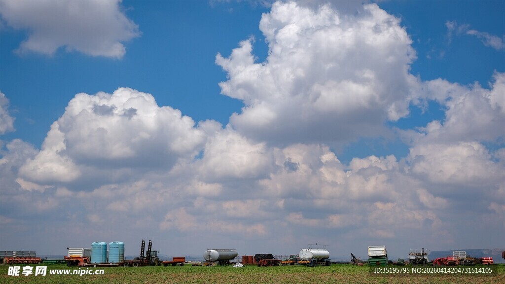 蓝天白云下的开阔风景
