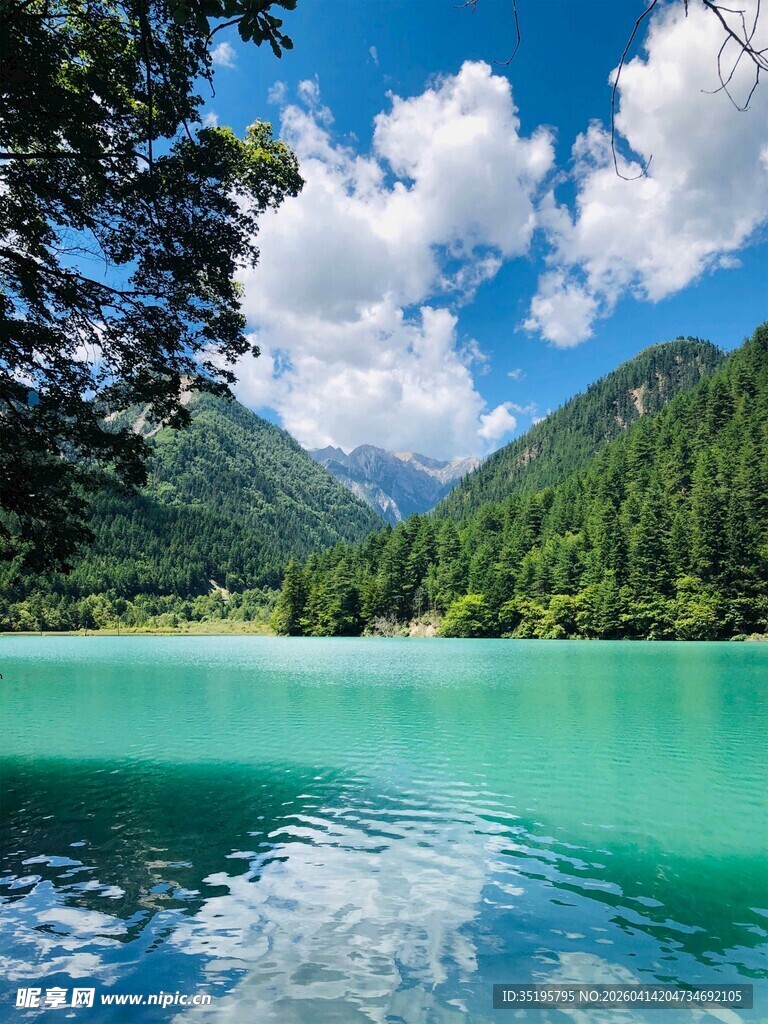 碧绿湖水与青山蓝天美景
