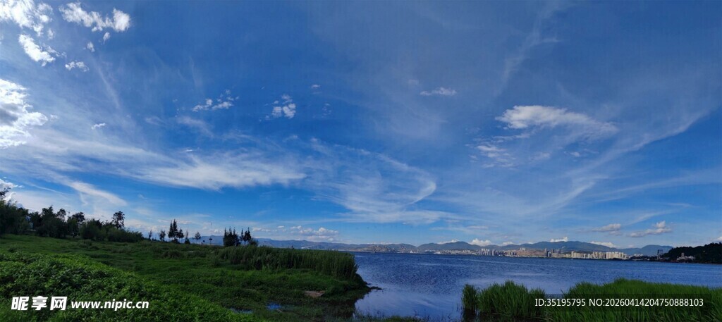 湖畔绿野蓝天美景