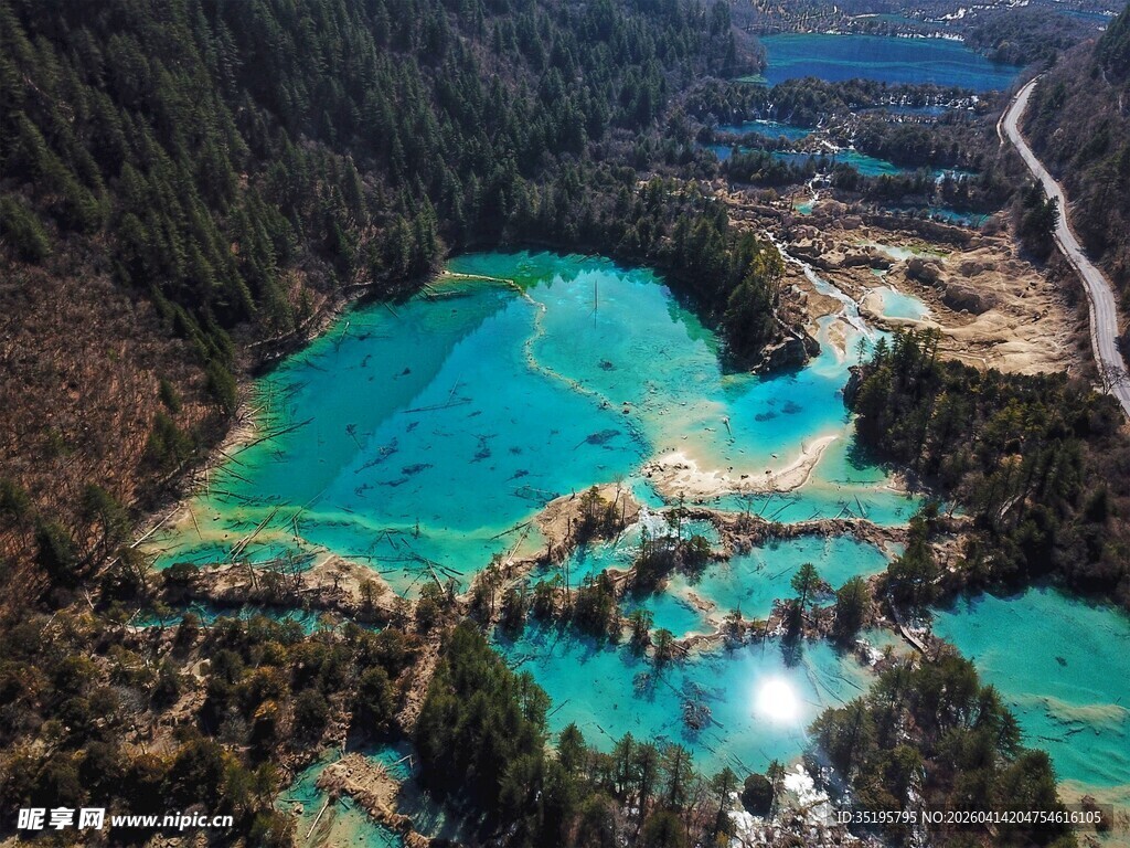 梦幻蓝绿相间的绝美湖泊
