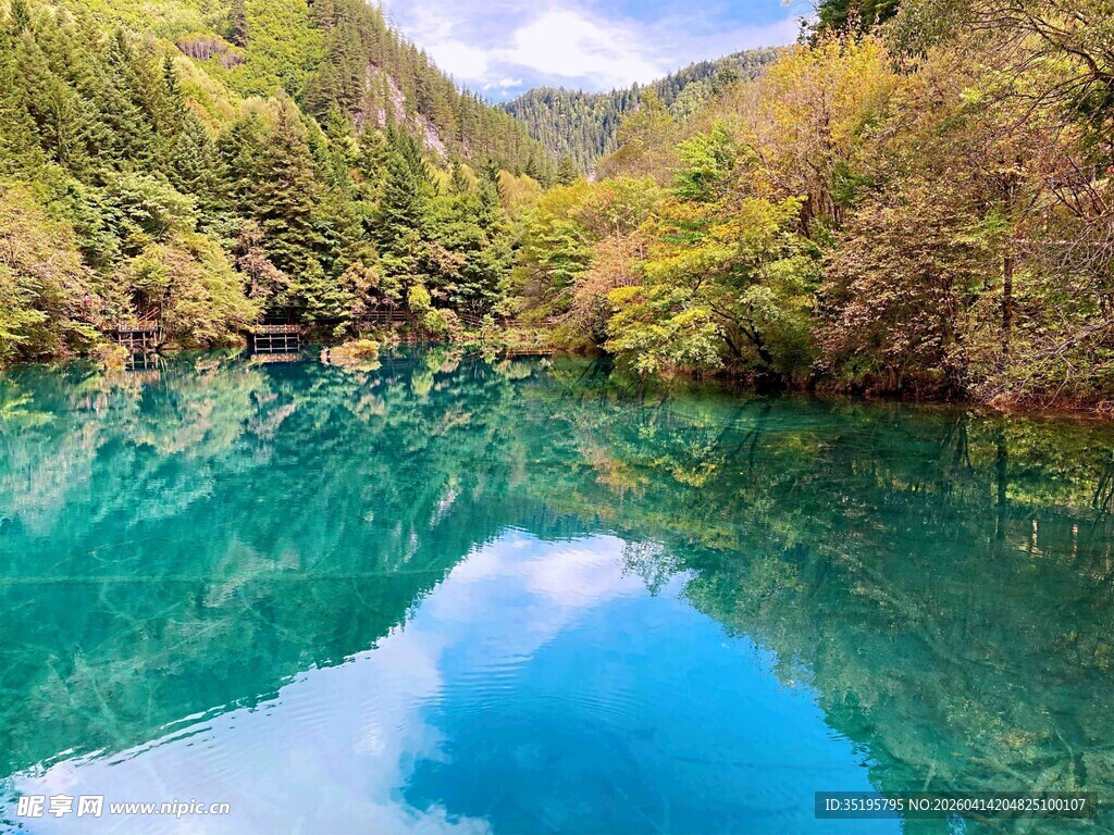 梦幻蓝绿山水湖景