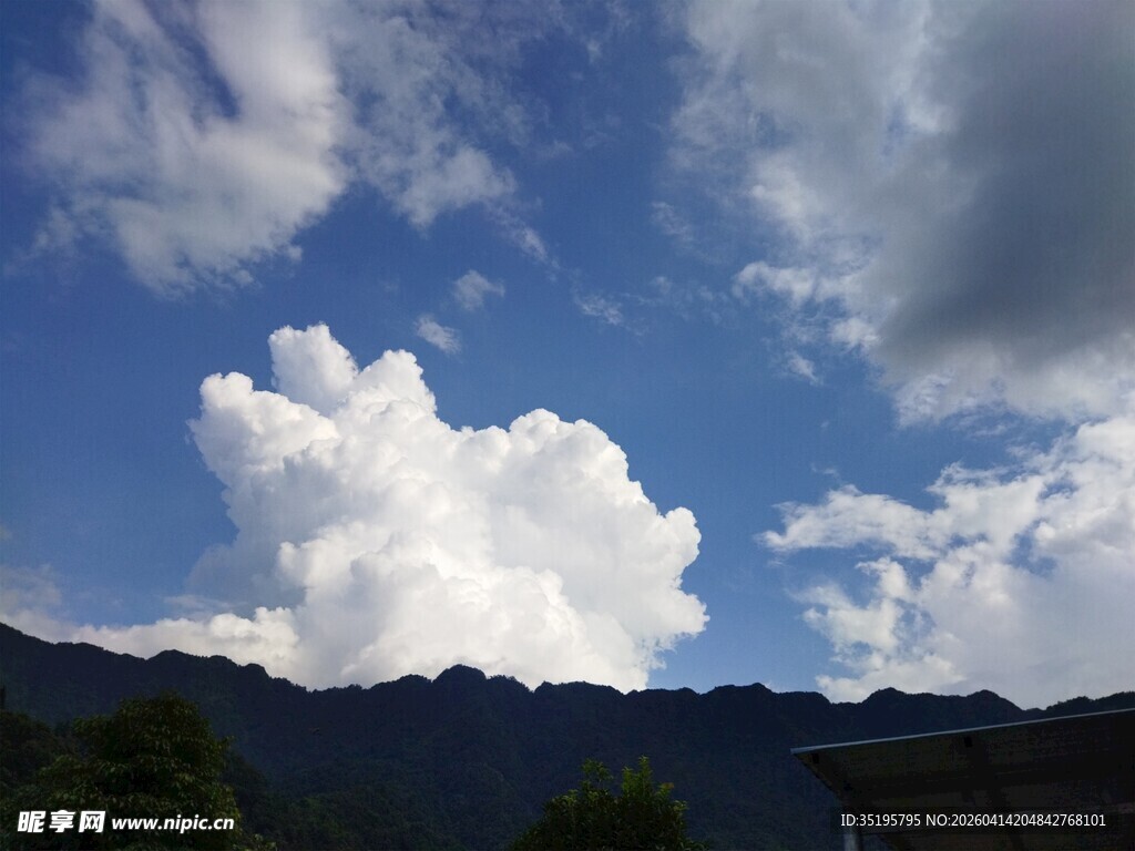 蓝天白云下的山峦美景