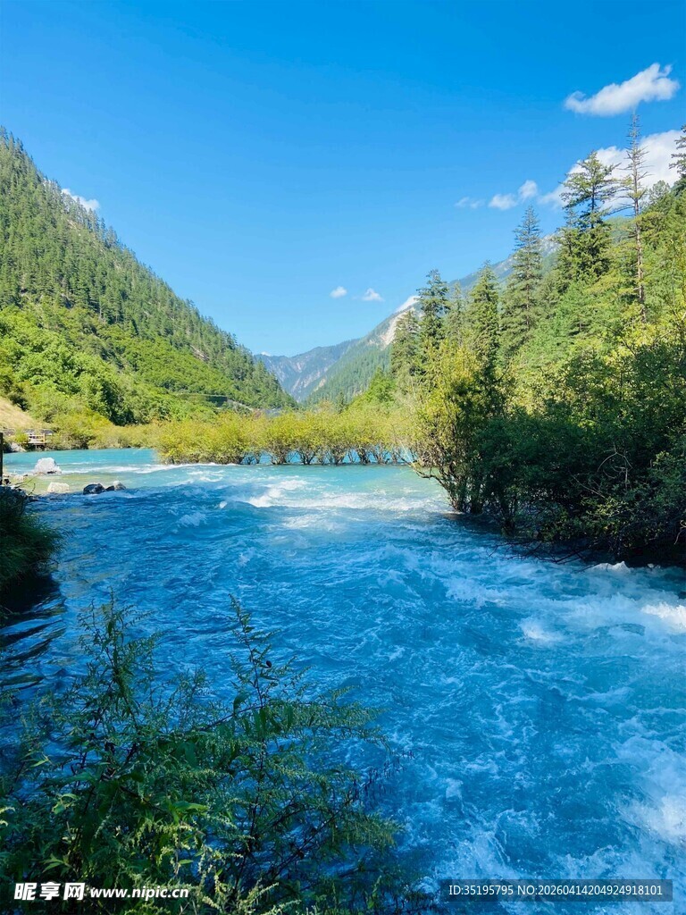 青山间的湍急蓝色河流