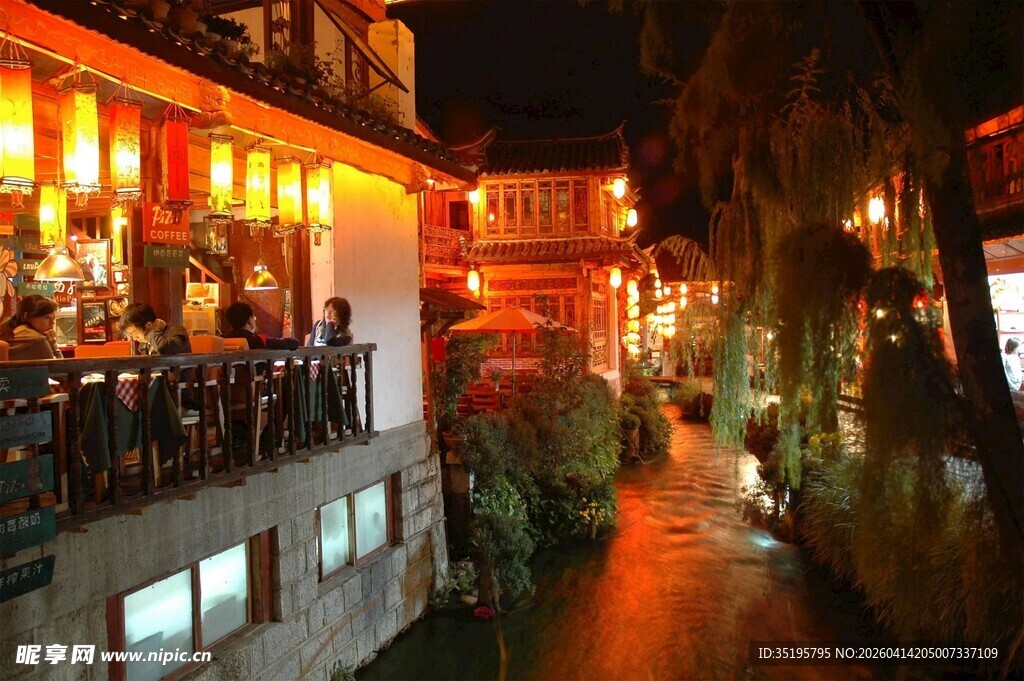 古巷夜景河畔灯火人家