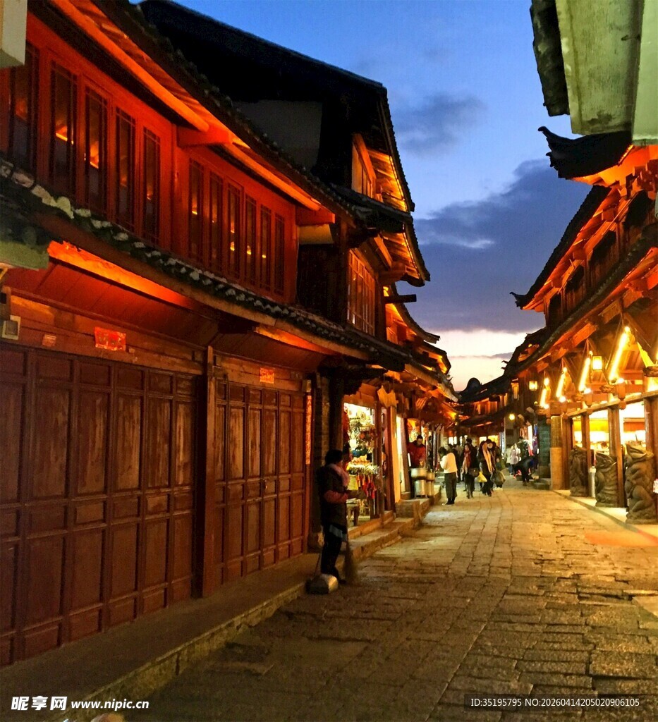 古街暮色中的传统建筑