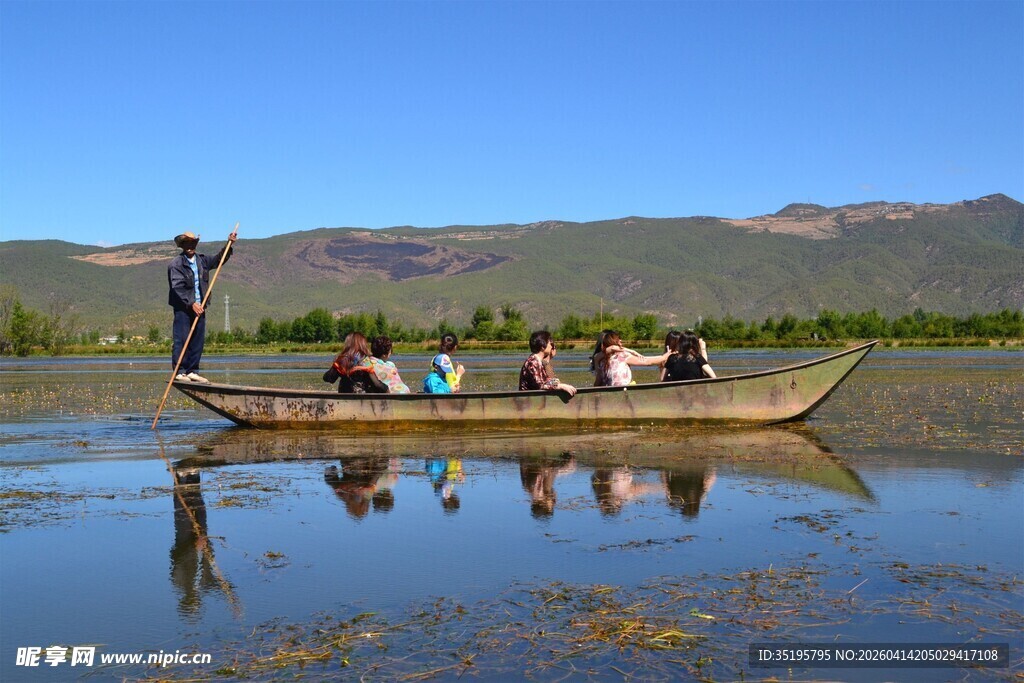 泛舟湖上的欢乐旅行团