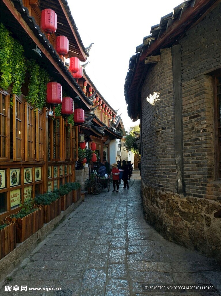 古巷红灯笼下的行人景致