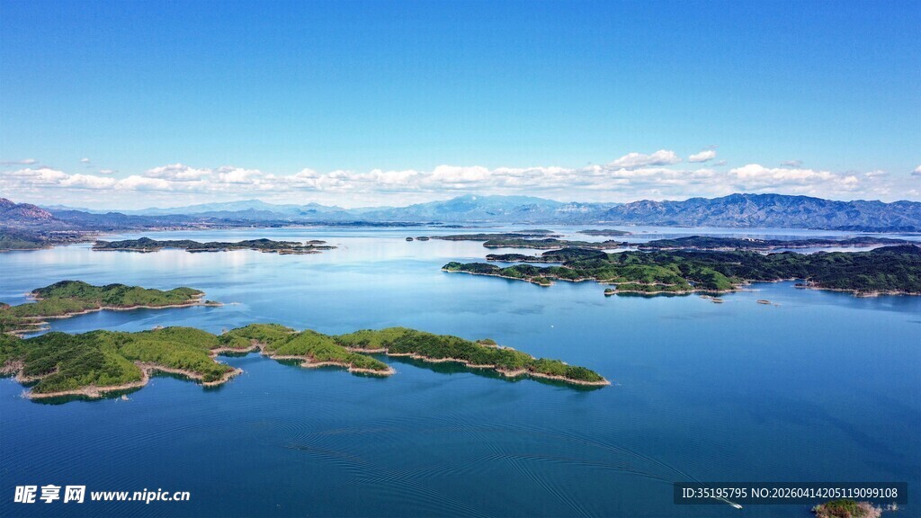 美丽湖景与散布岛屿