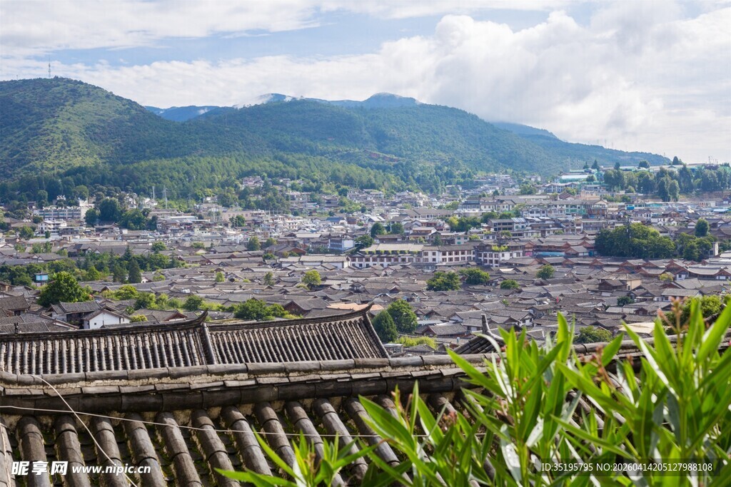 俯瞰古村落与青山美景