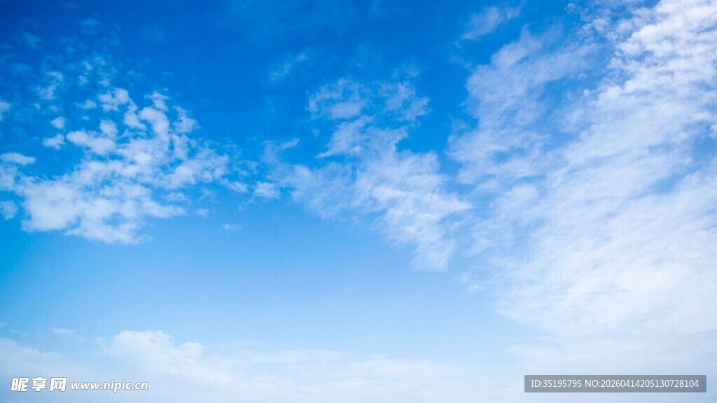 晴朗蓝天飘浮洁白云朵
