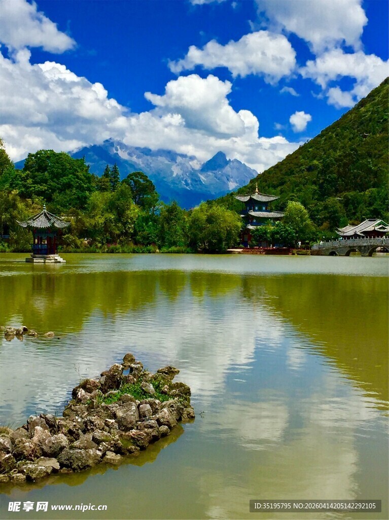 湖畔美景远山蓝天映绿水