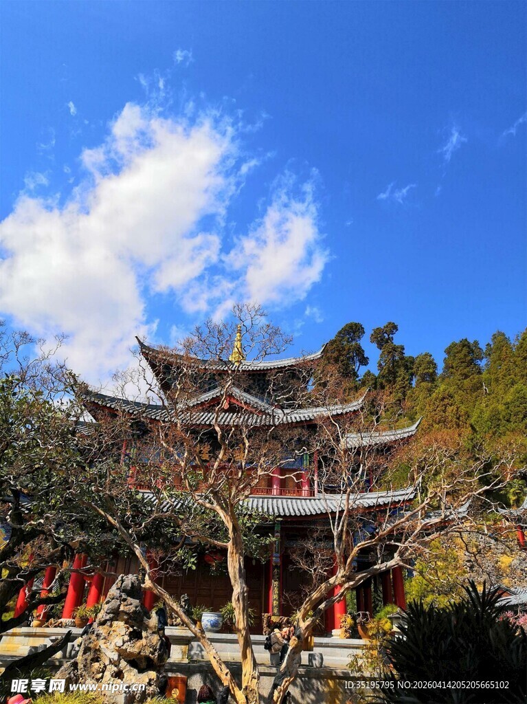 古雅楼阁映于蓝天绿树间