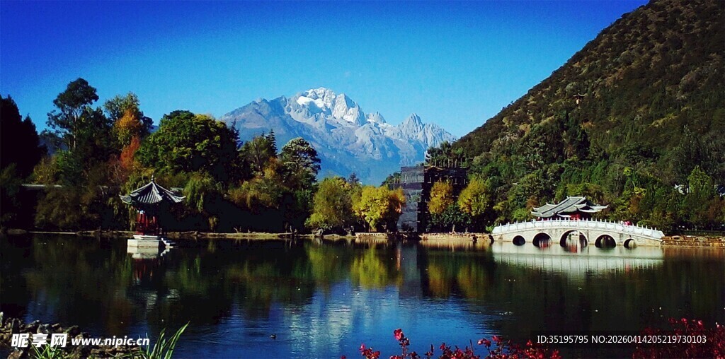 湖光山色中的秀丽景致
