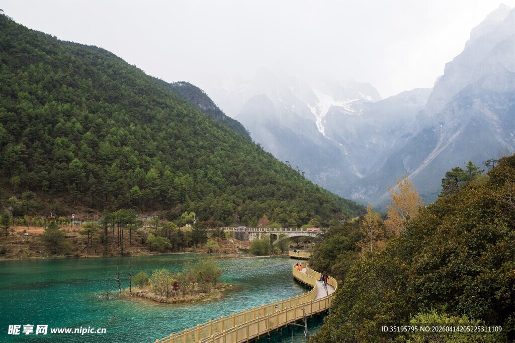 山间碧湖栈道美景如画