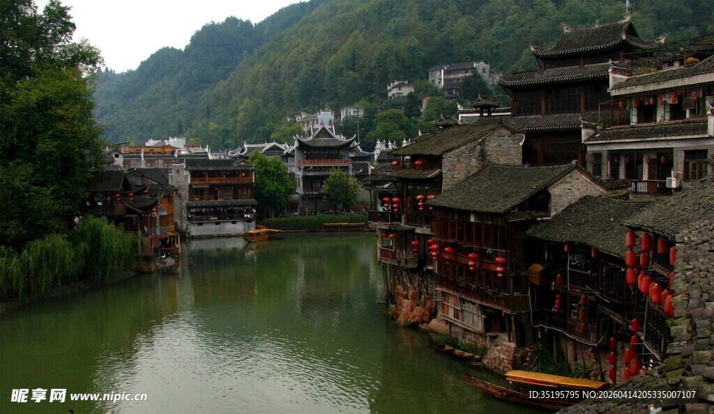 湘西河畔古村落风光