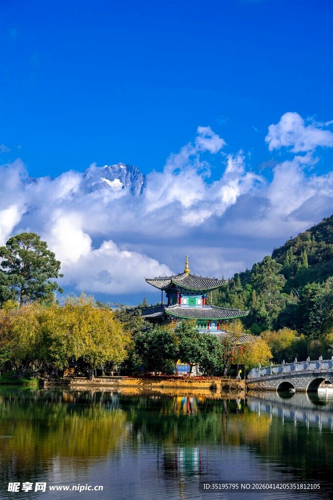 湖畔古建映蓝天美景
