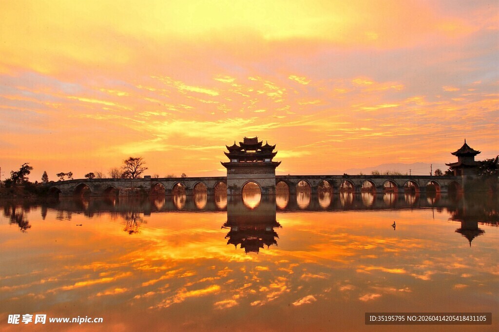 夕阳下的古桥与楼阁美景