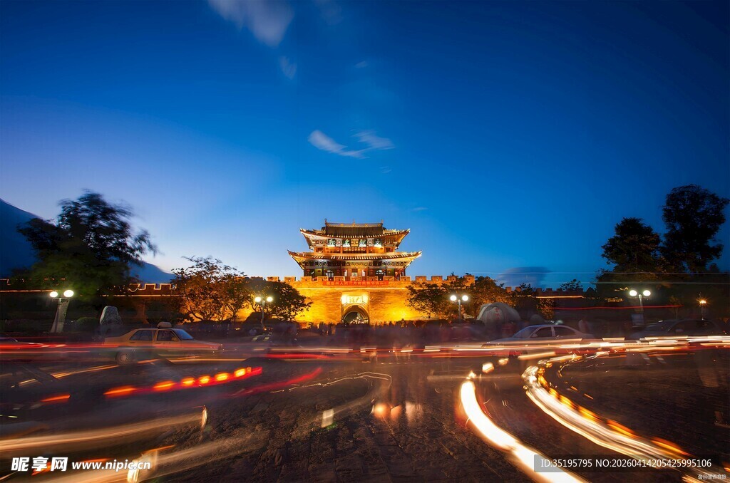 古城夜景车流光影绚丽