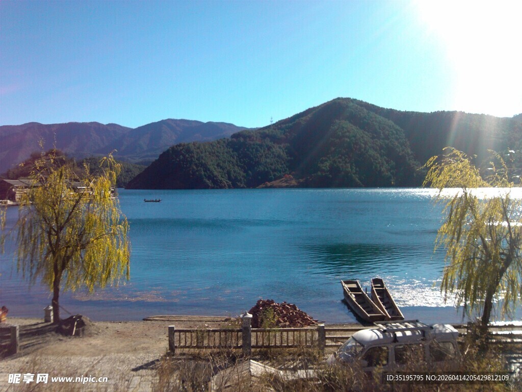 湖畔休闲时光惬意美景