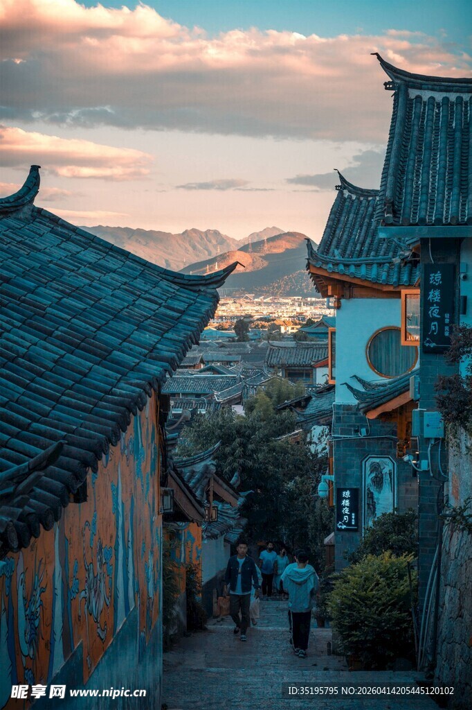 古巷夕阳下的中式传统建筑